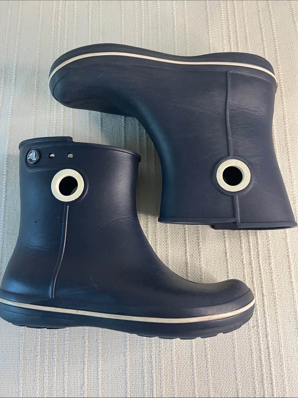 CROCS Navy Jaunt Shortie Rain Boots, w white trim & pull-on holes, sz 7 women